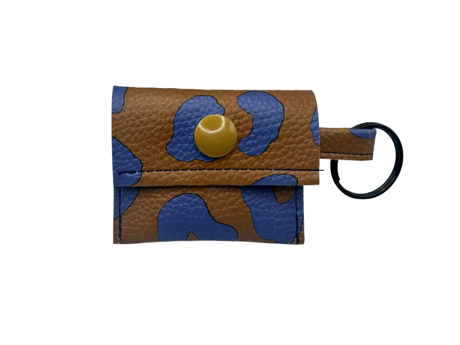 Mini-Portemonnaie aus braunem Kunstleder mit blauem Leopardenmuster, senfgelbem Druckknopf und Schlüsselring, Vorderseite