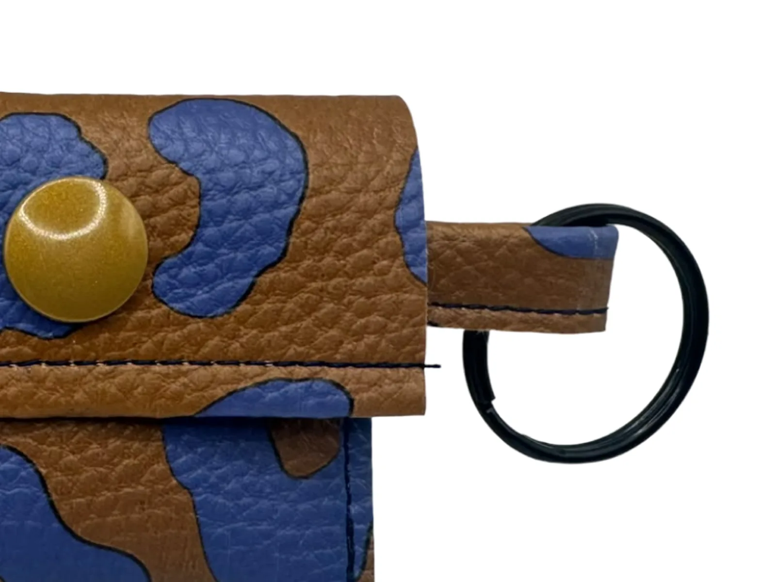 Detail: Lasche mit schwarzem Schlüsselring am Leoparden-Portemonnaie