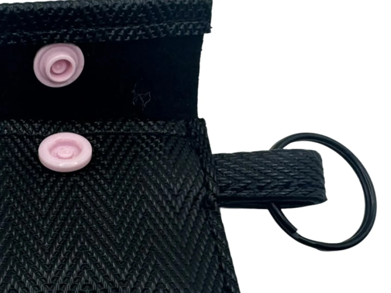 Detail: schwarze Lasche mit Schlüsselring am Mini-Portemonnaie
