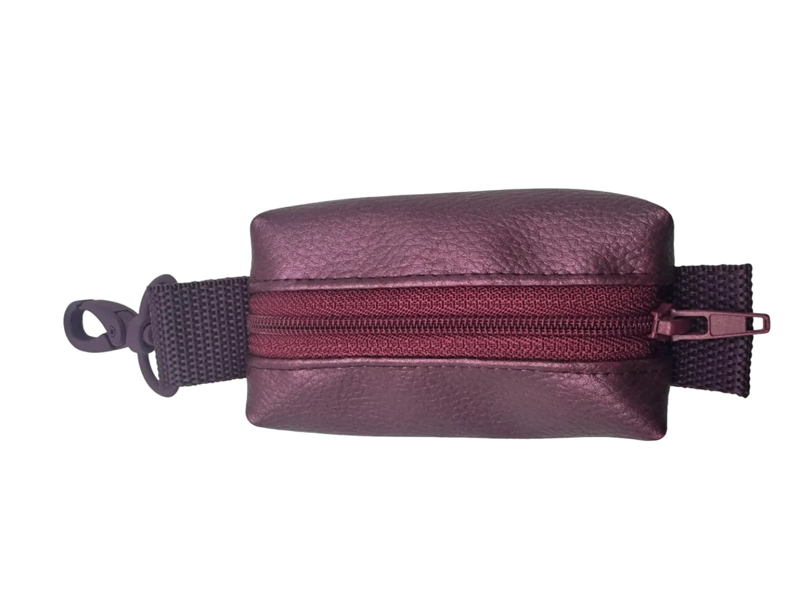 Täschchen aus bordeauxrotem Metallic-Kunstleder mit passendem Reissverschluss und violettem Karabiner, Ansicht von oben