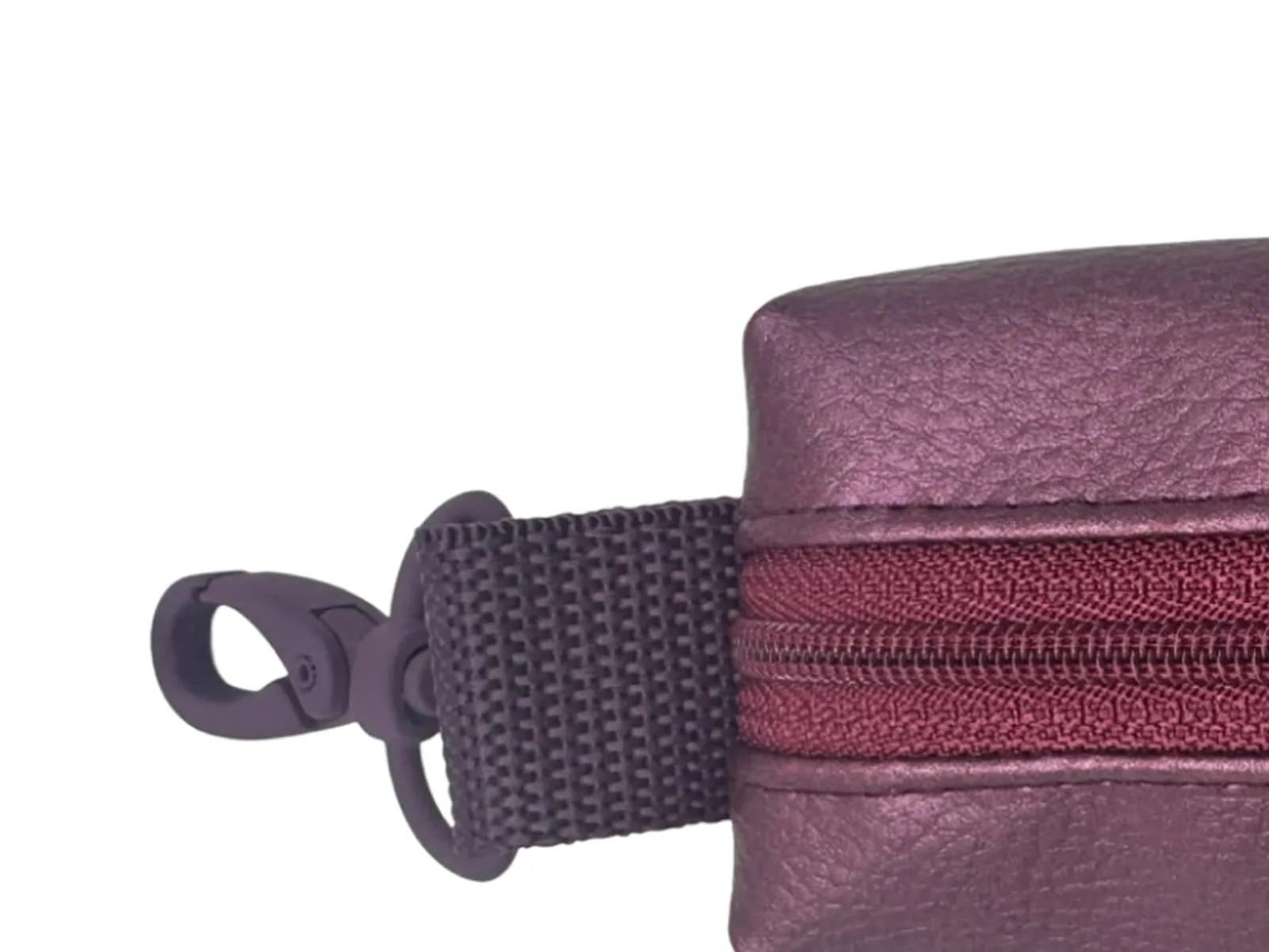 Detail: pflaumenfarbene Textilschlaufe mit Karabiner am Bordeaux-Täschchen