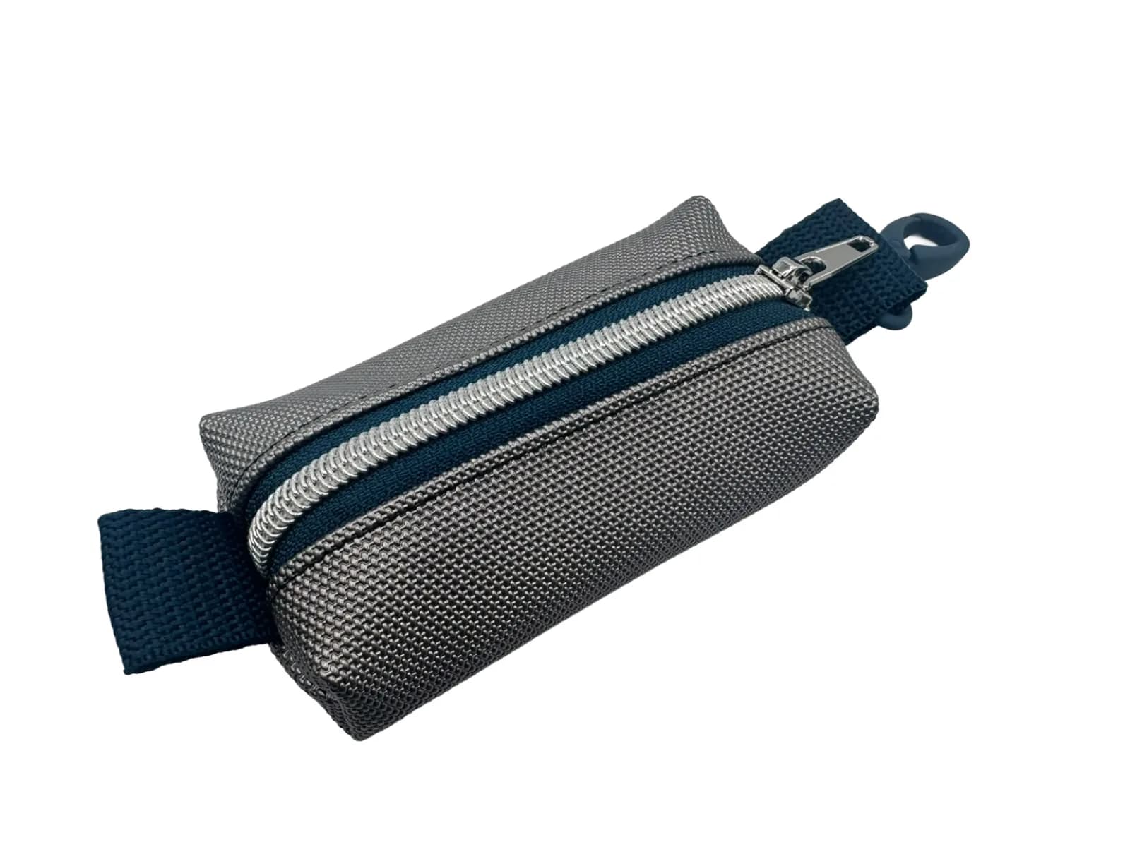 Silbergraues Täschchen mit silbernem Reissverschluss auf navyblauem Band und navyblauem Karabiner, Dreiviertelansicht