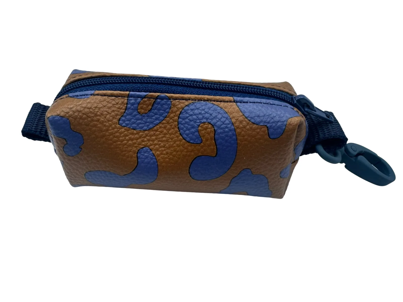 Täschchen aus braunem Kunstleder mit blauem Leopardenmuster, Dreiviertelansicht mit navyblauem Reissverschluss und Karabiner
