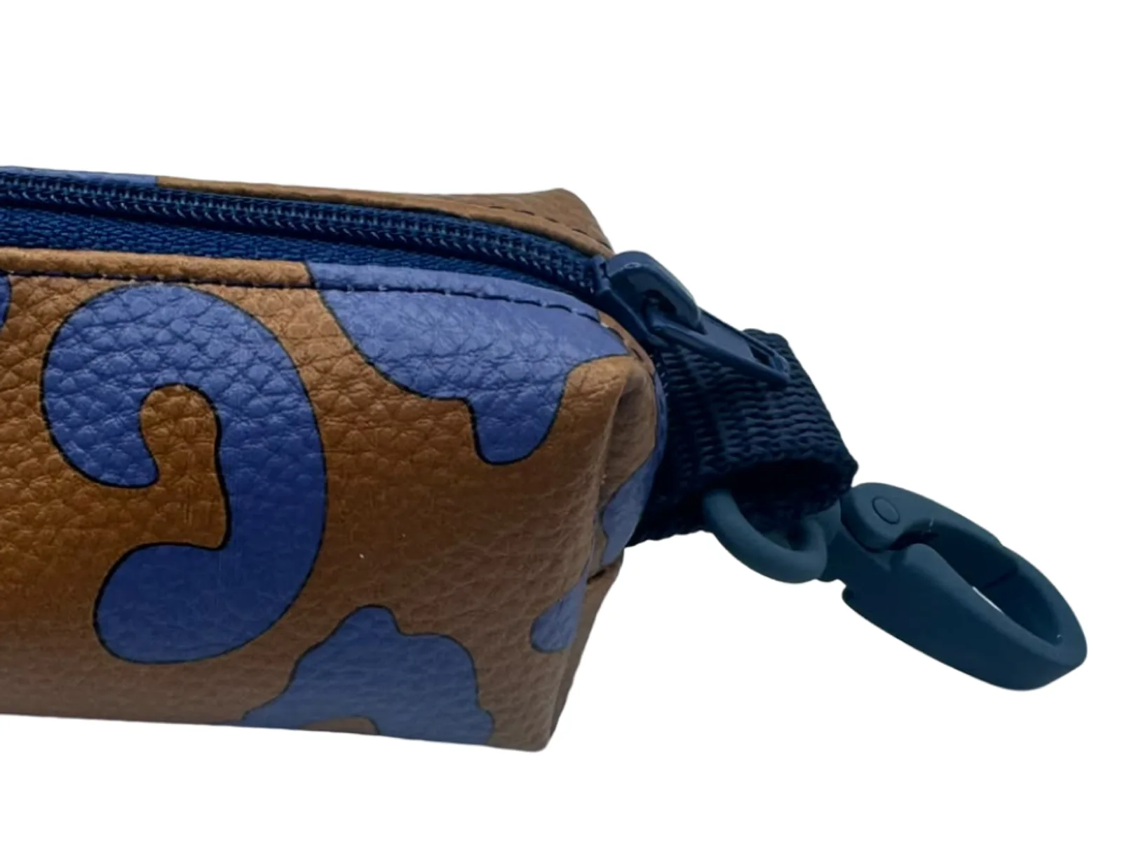 Detail: navyblauer Karabiner und Reissverschluss-Ende des Leopardentäschchens
