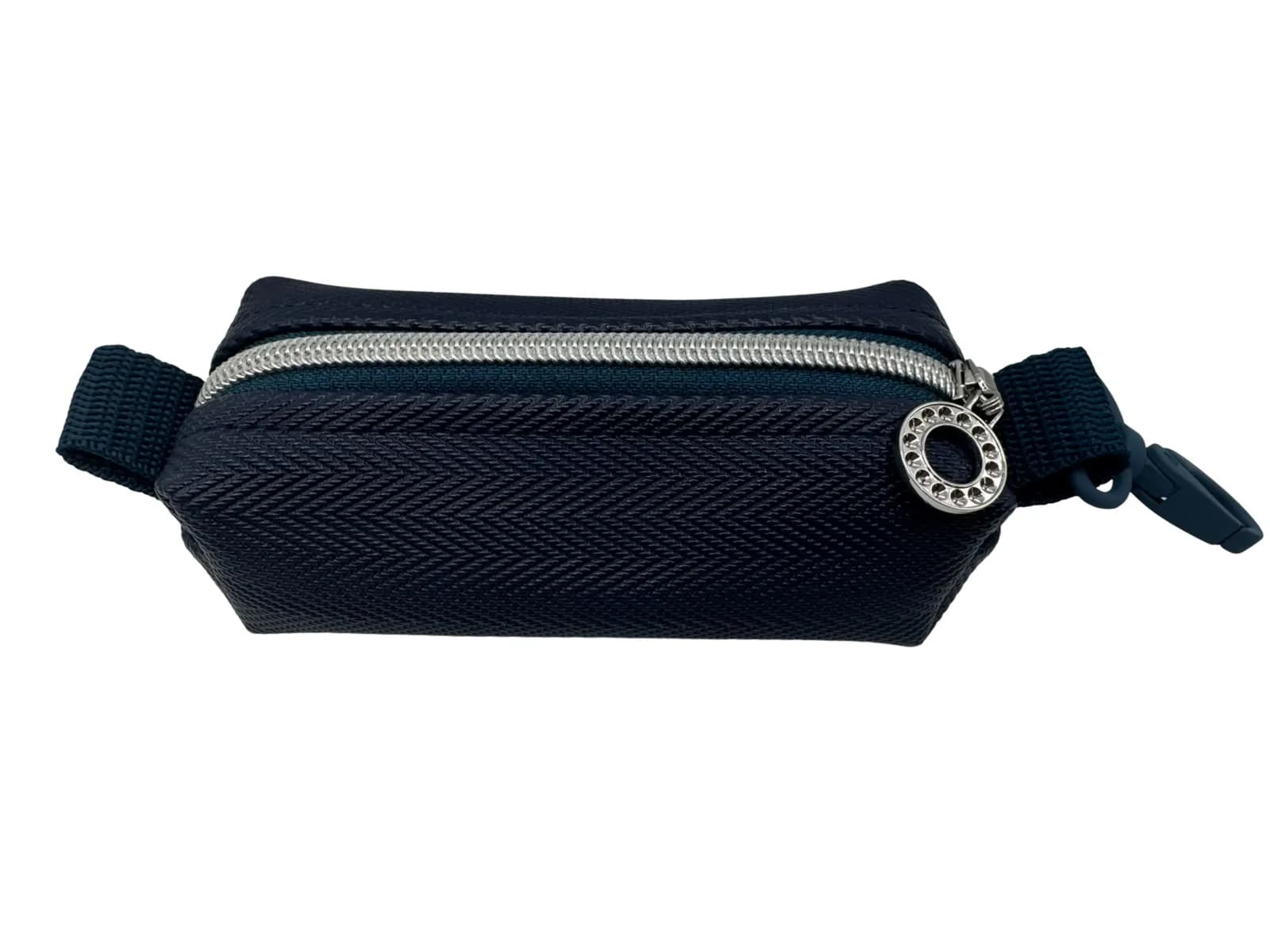 Dunkelblaues Täschchen mit silbernem Reissverschluss, Strass-Anhänger und navyblauem Karabiner, Ansicht von oben