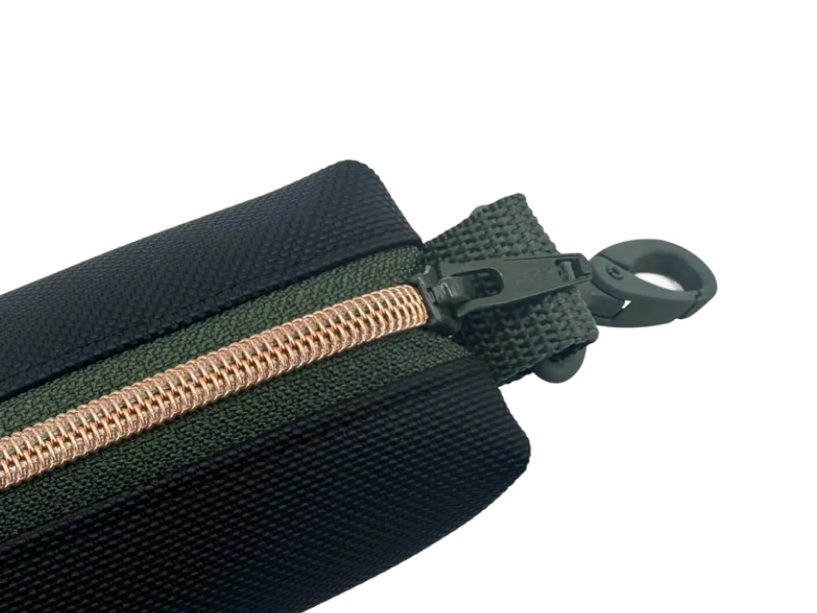 Detail: Zipper und olivgrüner Karabiner am schwarzen Täschchen