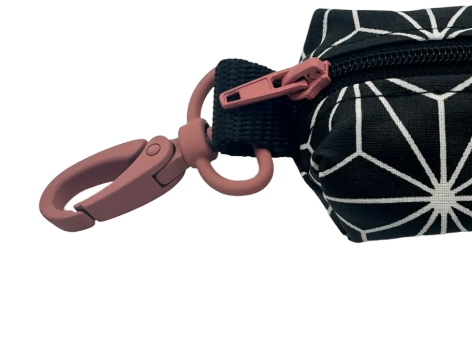 Detail: altrosa Karabiner und Zipper an schwarzer Textilschlaufe